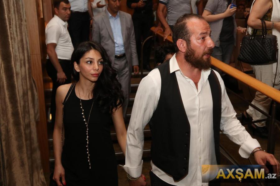 Azərbaycanlı aktyor qalaya xanımı ilə gəldi -  fotolar