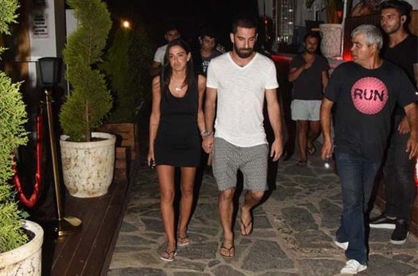 Arda Turan sevgilisi ilə Bodrumda - fotolar
