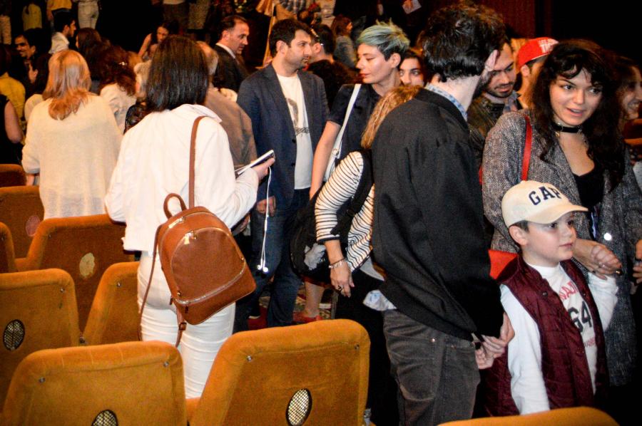Ülviyyə Mahmudova oğlu ilə teatrda -  fotolar