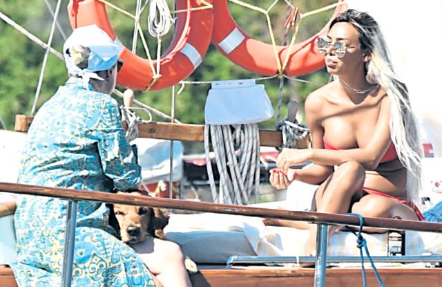Kiçik ölçülü bikinisi rəqqasəni pis vəziyyətə qoydu - fotolar