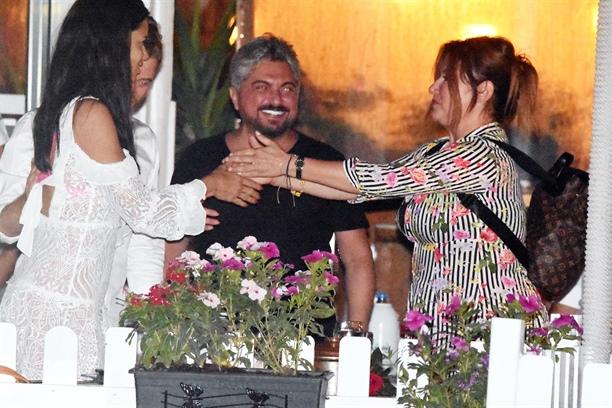 Dəniz Seki Adriana Lima ilə sevgilisinin masasında - fotolar 