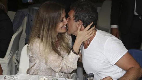 Antonio Banderas 19 yaş kiçik sevgilisi ilə belə əyləndi - fotolar 