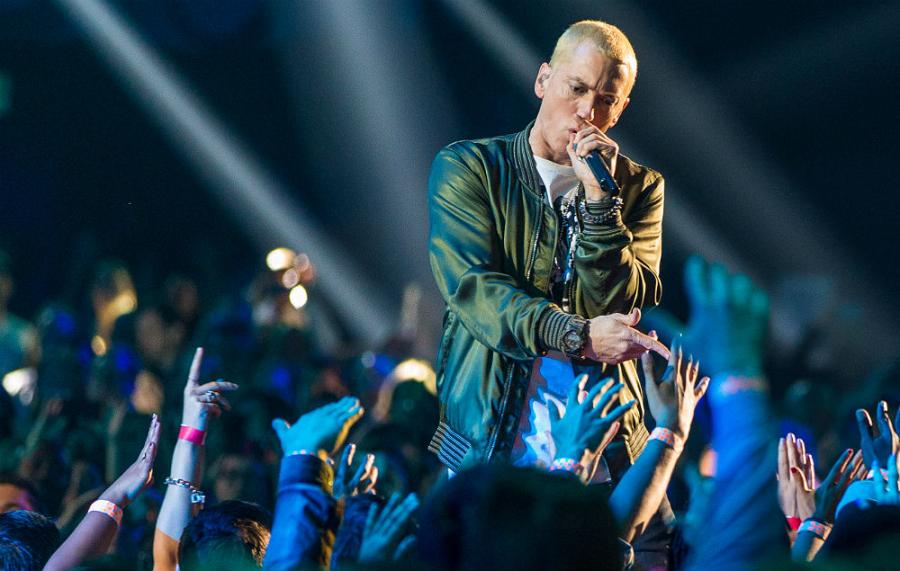 Eminem qayıdır