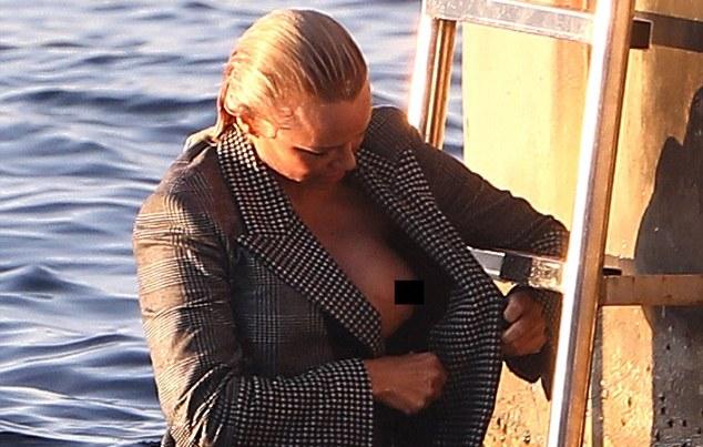 Pamela Andersonun sinəsi açıldı - fotolar