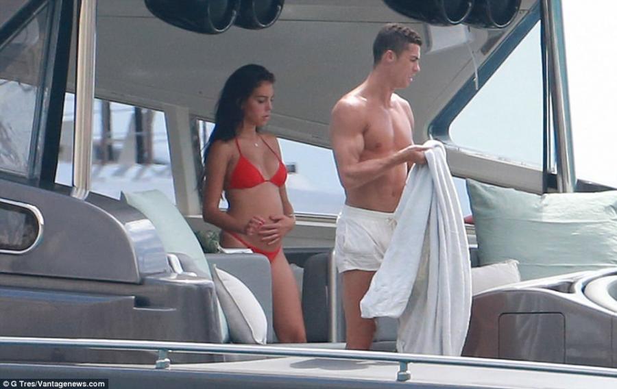 Ronaldo ilə hamilə sevgilisi yaxtada - fotolar 