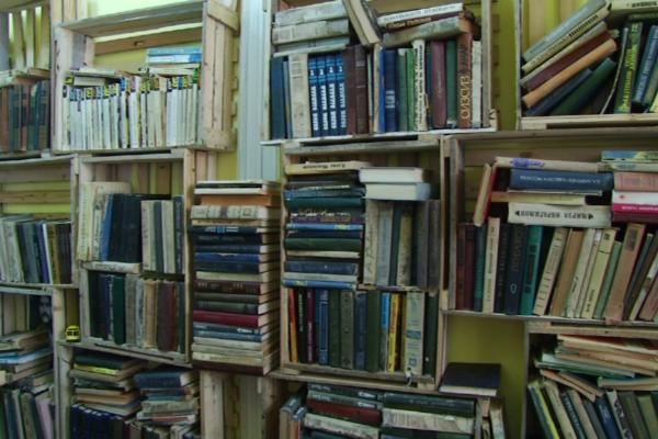 Bakıda qeyri-adi kitabxana: Kitablar 20 qəpiyə satılır