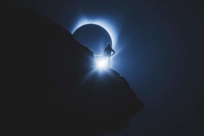 Bu ilin tam Günəş tutulması zamanı ortaya çıxan mənzərə - fotolar 