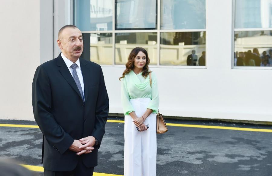 İlham Əliyev xanımı ilə məktəbdə -  fotolar