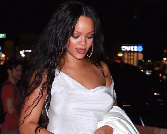 Rihanna yenə də büstqaltersiz - fotolar