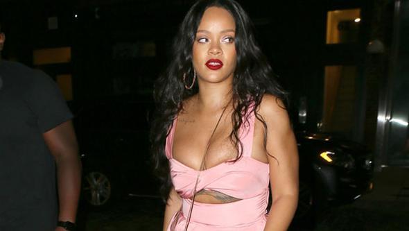 Rihanna yenə dekolteli geyimdə - fotolar 