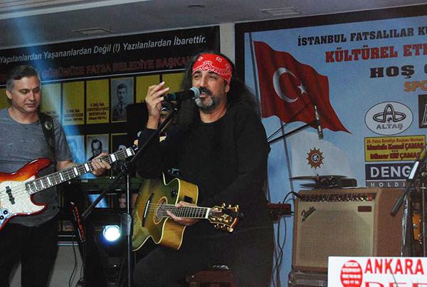 Konsertinə gələnlər müğənnini tanımadı - fotolar