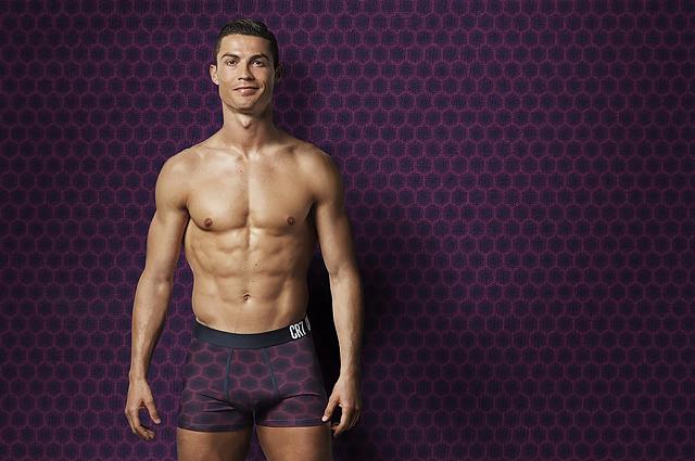 Ronaldo alt paltarı reklamında - fotolar 