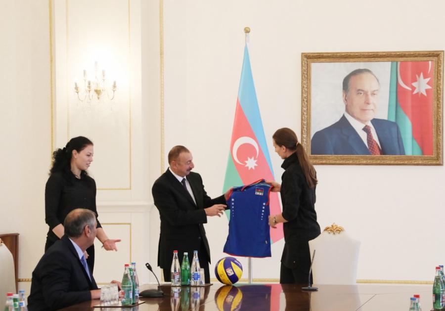 İlham Əliyev qadın voleybolçuları qəbul edib - fotolar 