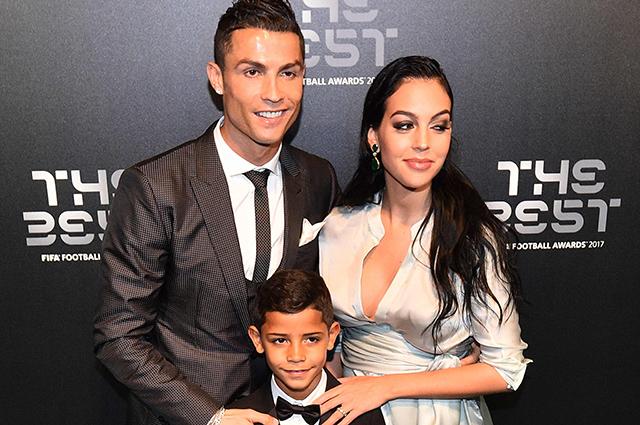 Ronaldo mükafatını almağa hamilə sevgilisi və oğlu ilə getdi - fotolar 