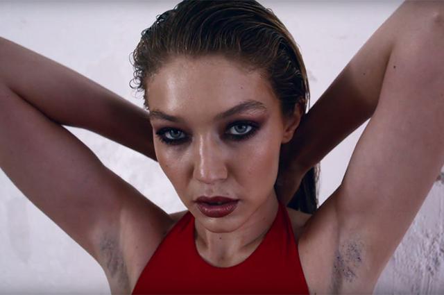 Məşhur modelin qolunun altındakı tüklər heyrətləndirdi -  fotolar