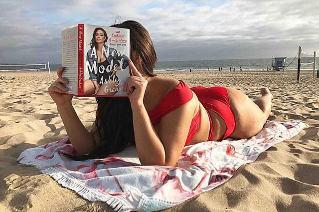 30 yaşlı modeldən çimərlik  fotoları