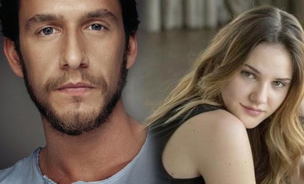 “Paramparça” serialının “Hazal”ı həmkarı ilə sevgili oldu - fotolar
