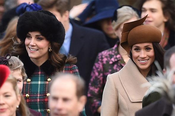 Yan-yana olsalar da, göz-gözə gəlmədilər - fotolar 