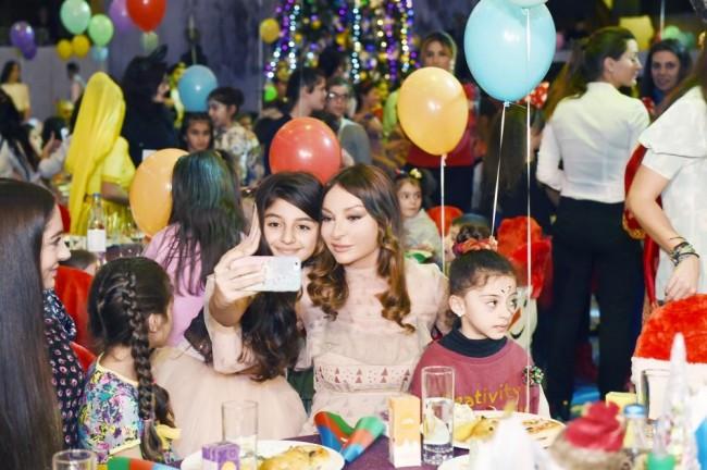 Mehriban Əliyeva uşaqlar üçün təşkil olunan şənlikdə - fotolar
