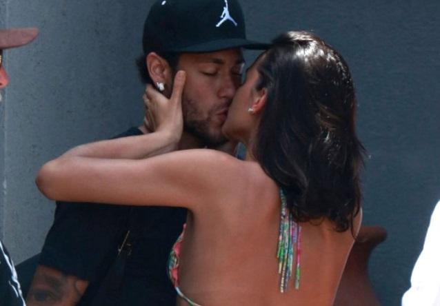 Neymar sevgilisi ilə dodaq-dodağa - fotolar