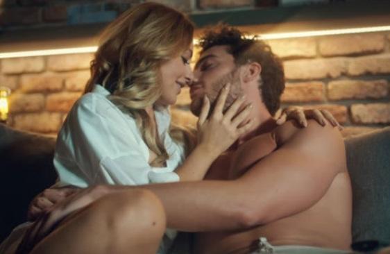 “Erotik” damğası vurulan klipi ən çox izlənən oldu - video