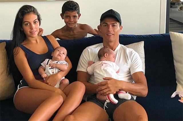 Ronaldonun sevgilisi uşaqlarıyla belə əyləndi - foto 