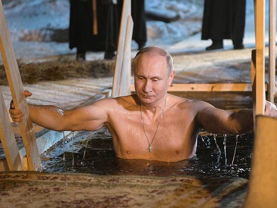 Putin buz kimi suda çimdi - video