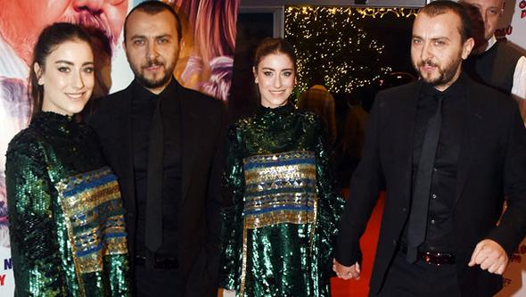 Hazal Kaya sevgilisi ilə əl-ələ təqdimatda - fotolar 