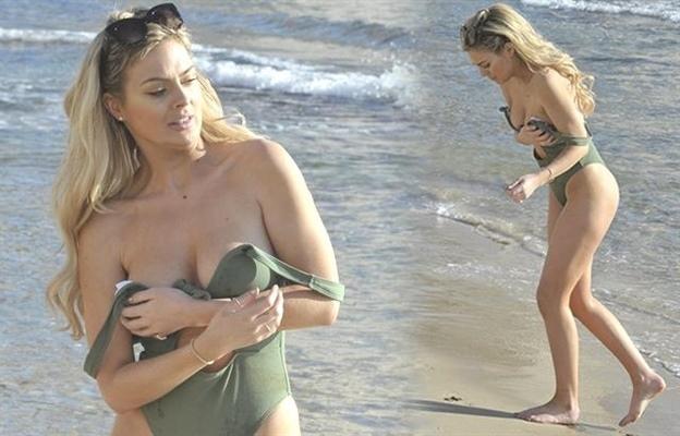 Dənizə girən modelin bikinisi açıldı - fotolar 