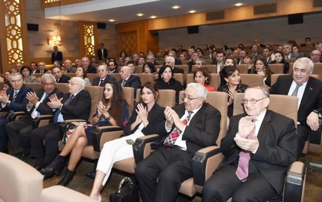 Mehriban Əliyeva qızı və atası ilə kinoteatrda - fotolar