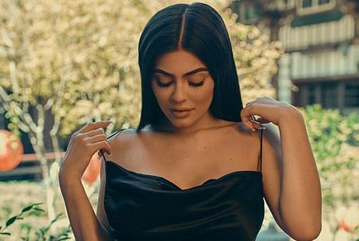 Bir ay əvvəl ana olan model qarnını göstərdi - hamı təəccübləndi