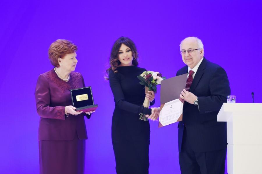 Mehriban Əliyevaya qızıl medal verildi - fotolar