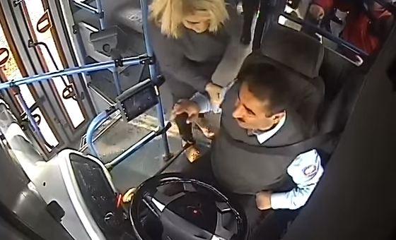 Bakıda qadın avtobus sürücüsünü döydü -  video