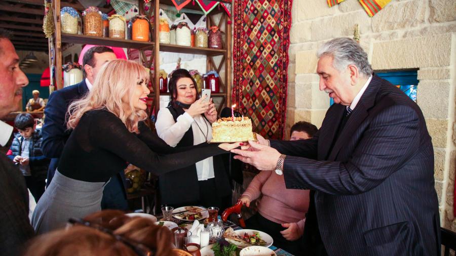 Arif Babayevə ad günü sürprizi -  foto