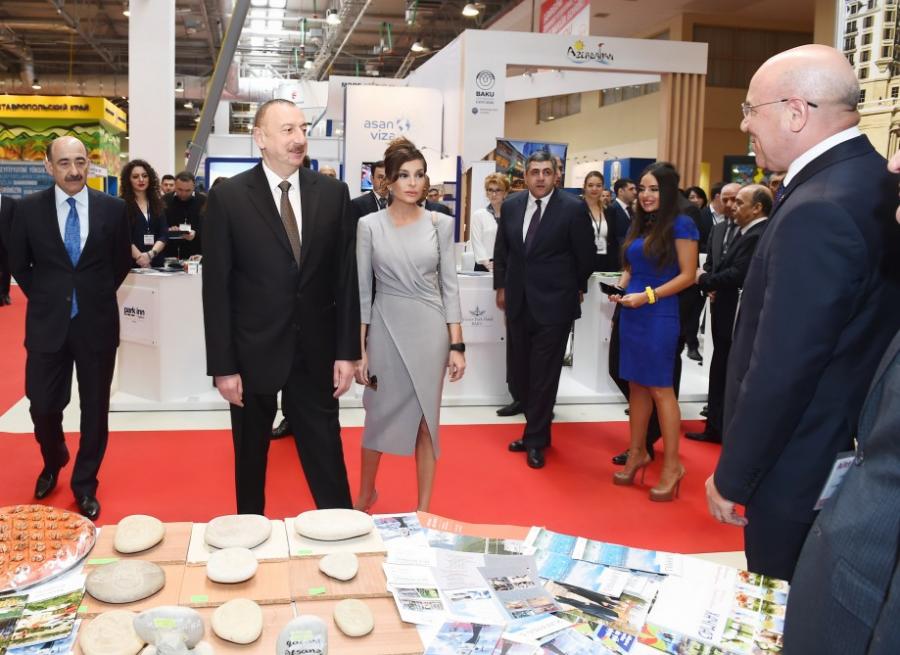 Prezident xanımı və qızı ilə sərgidə -  fotolar