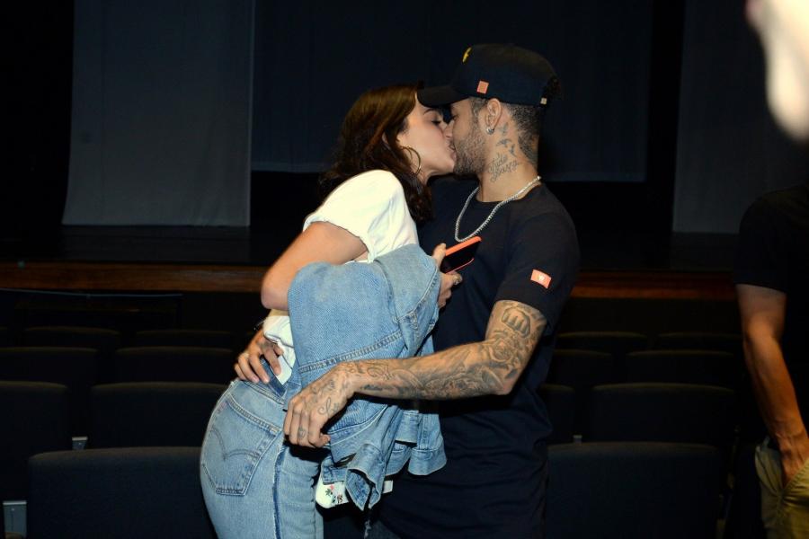 Neymar sevgilisini öpməkdən doymadı - fotolar