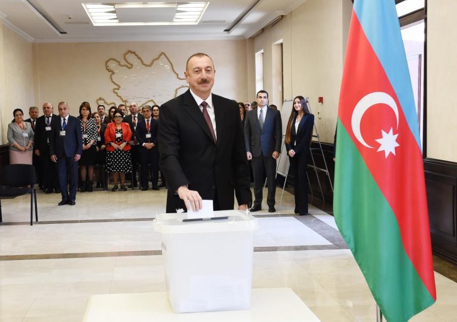 Prezident ailəsi ilə səs verdi