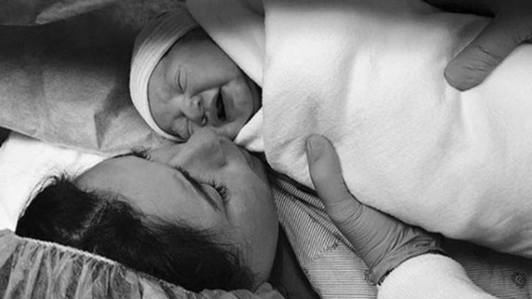 Buse Terimin yeni doğulan qızı ilə ilk fotosu 