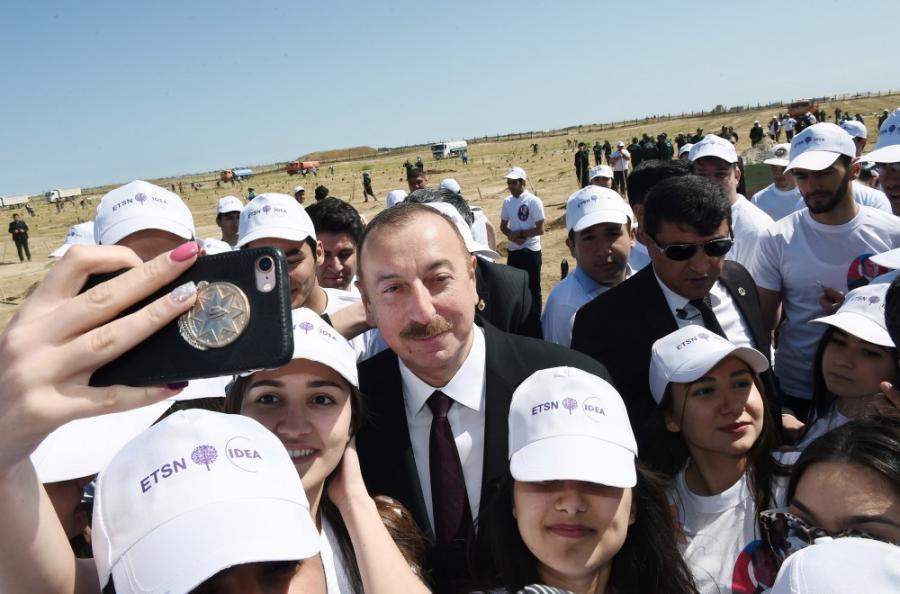 Prezident gənclərlə selfi çəkdirdi