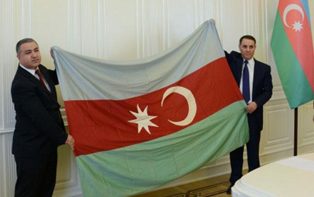 100 ilin bayrağı baş nazirə təqdim olundu