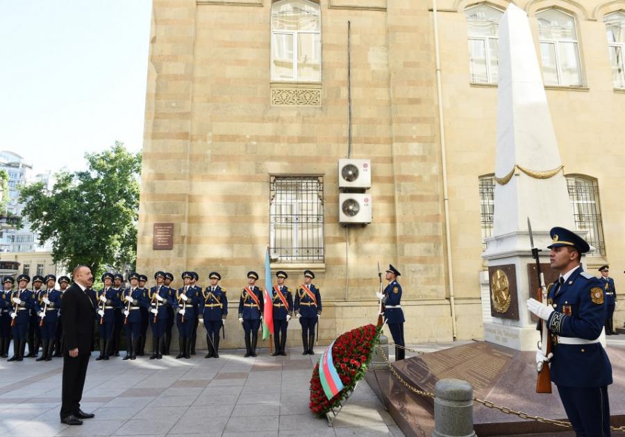 Prezident Azərbaycan Xalq Cümhuriyyətinin abidəsində 