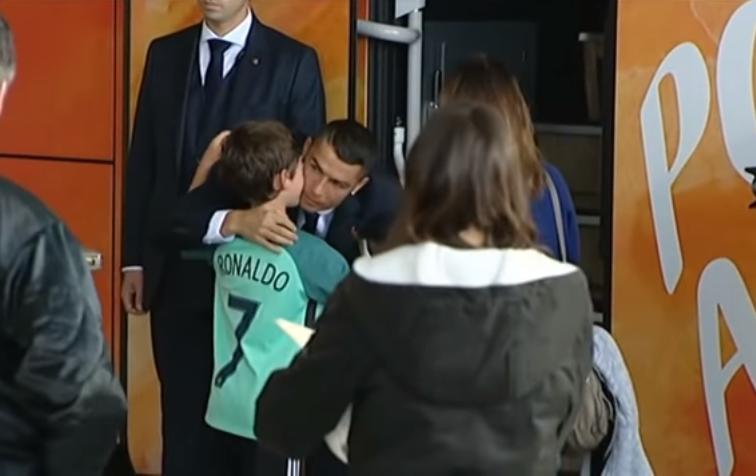 Ronaldo onun üçün ağlayan uşağı belə sakitləşdirdi -Video