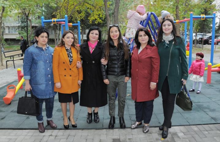 Leyla Əliyeva Bakı sakinləri ilə bir arada - Fotolar