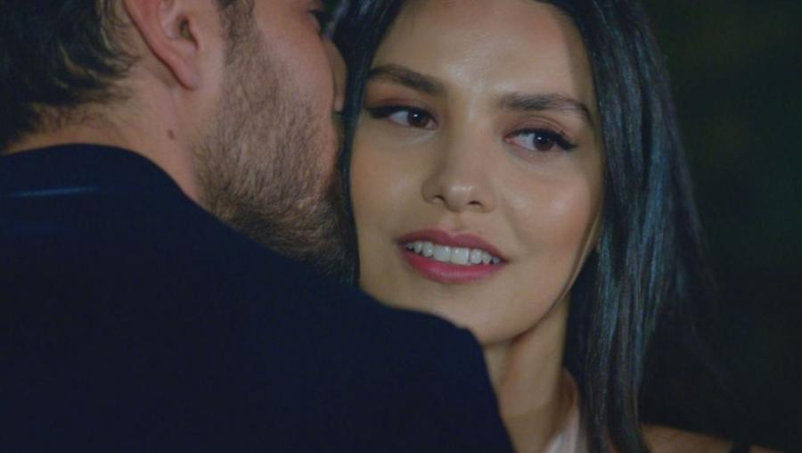 “Kara Sevda”nın aktrisası sevgilisi ilə qəzaya düşdü -  Fotolar