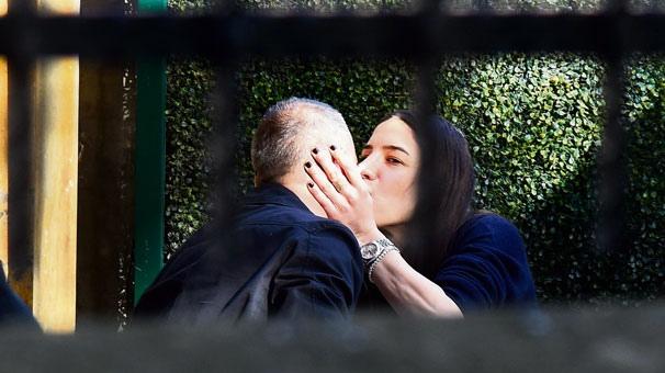 Öpüşərkən görüntüləndilər -  Foto