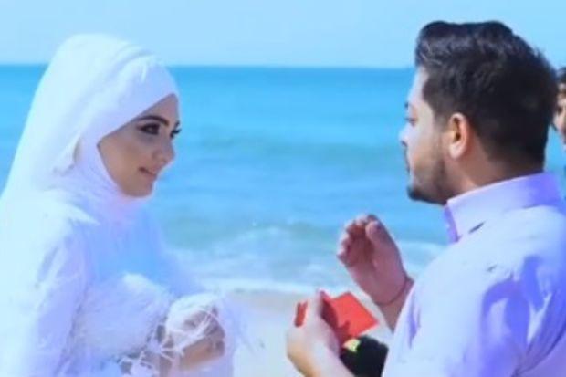 Evlilik təklifi ələ salınan Elnar nişanı qaytardı - Video