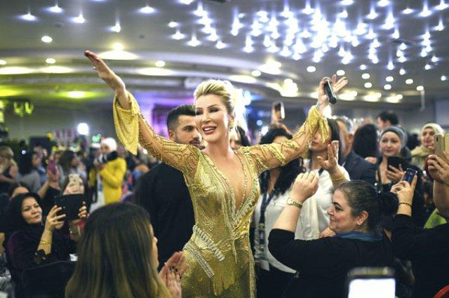 Seda Sayanın səhnədə paltarı cırıldı - Fotolar