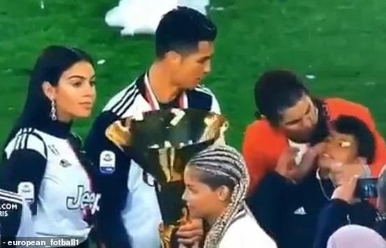 Ronaldo oğlunu kubokla vurub -  Video