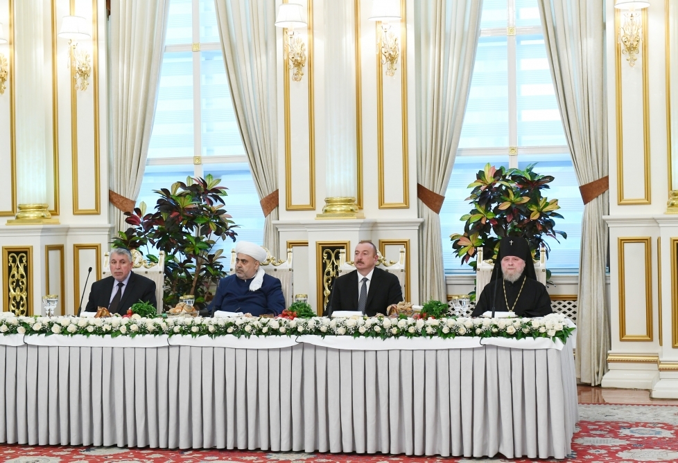 Prezident şeyxin iqamətgahındakı iftar mərasimində - Fotolar