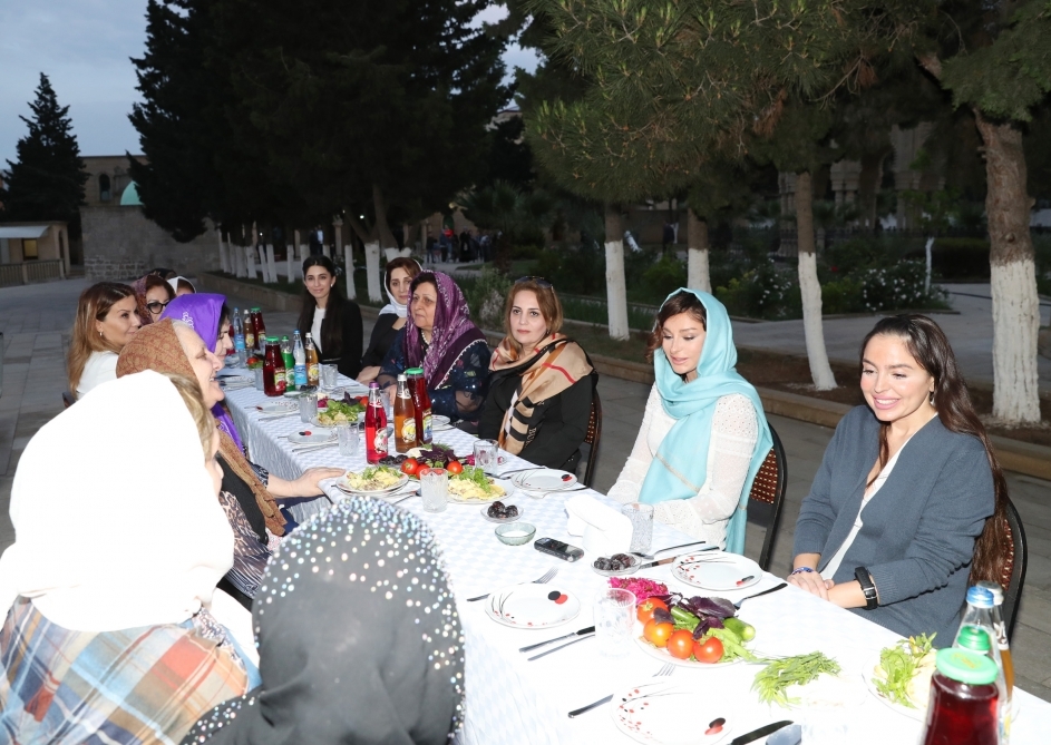 Mehriban Əliyeva qızı ilə iftar mərasimində -  Fotolar 